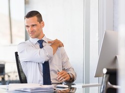 Nyeri Bahu Karena Kelamaan Duduk di Kantor? Lakukan 4 Hal Ini untuk Meredakannya