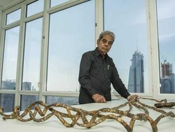 Punya Rekor Terpanjang di Dunia, Kuku 9 Meter Pria Ini Dipotong!