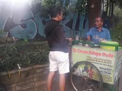 Hanya Lulusan STM, Bagaimana Penjual Cincau Bisa 4 Bahasa Asing?