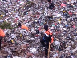 Petugas Bergantian Cari Pemulung Tertimbun Sampah TPA Supiturang