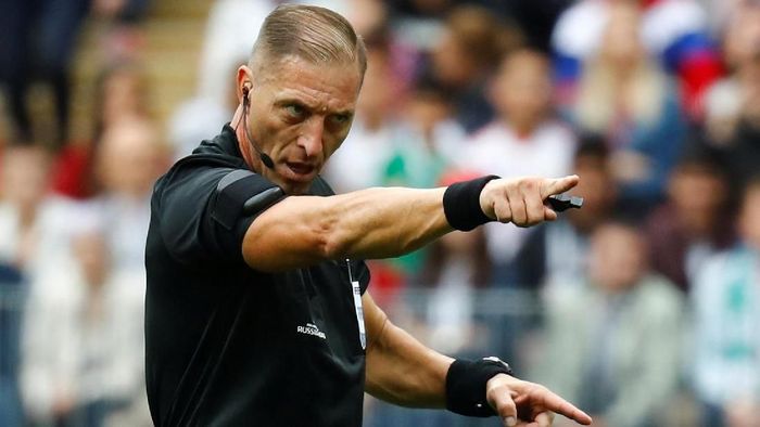 Wasit Nestor Pitana dinilai membuat keputusan yang salah saat menghukum Kroasia penalti (Kai Pfaffenbach/Reuters) Wasit Nestor Pitana dinilai membuat keputusan yang salah saat menghukum Kroasia penalti (Kai Pfaffenbach/Reuters)