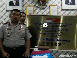 Plakat Kantor Bersama Polisi RI-China Berujung Pencopotan Kapolres Plakat Kantor Bersama Polisi RI-China Berujung Pencopotan Kapolres