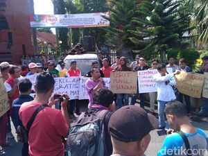 Demo Warga Kediri Soal Mahalnya Pendidikan SMA/SMK Diwarnai Adu Mulut
