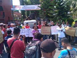 Demo Warga Kediri Soal Mahalnya Pendidikan SMA/SMK Diwarnai Adu Mulut