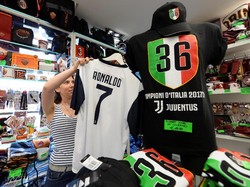 Penampakan jersey Juventus Ronaldo di sebuah toko suvenir di kota Turin. (Foto: Massimo Pinca/Reuters)