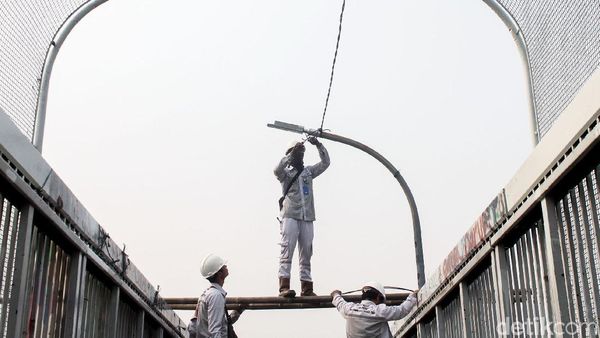 Sudin Perindustrian dan Energi Perbaharui Lampu JPO Gatot Subroto