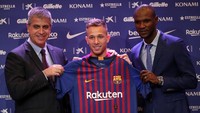 Dan resmilah Arthur menjadi bagian baru Barcelona. Gelandang asal Brasil itu dikontrak selama enam musim ke depan dengan total nilai transfernya mencapai 40 juta euro. (Foto: Albert Gea/Reuters)