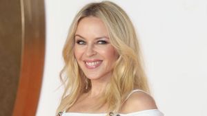 Potret Kylie Minogue di Usia 50 yang Tak Berubah dari 25 Tahun Lalu