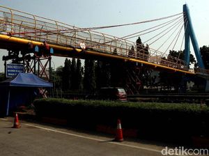 JPO Tol JORR Bambu Apus yang Ditabrak Truk akan Dibongkar Besok JPO Tol JORR Bambu Apus yang Ditabrak Truk akan Dibongkar Besok