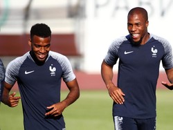 Thomas Lemar dan Djibril Sidibe merupakan dua dari tiga pemain Monaco yang terlibat di final Piala Dunia 2018. Mereka juga rekan setim di Prancis. (Foto: Michael Dalder/Reuters)