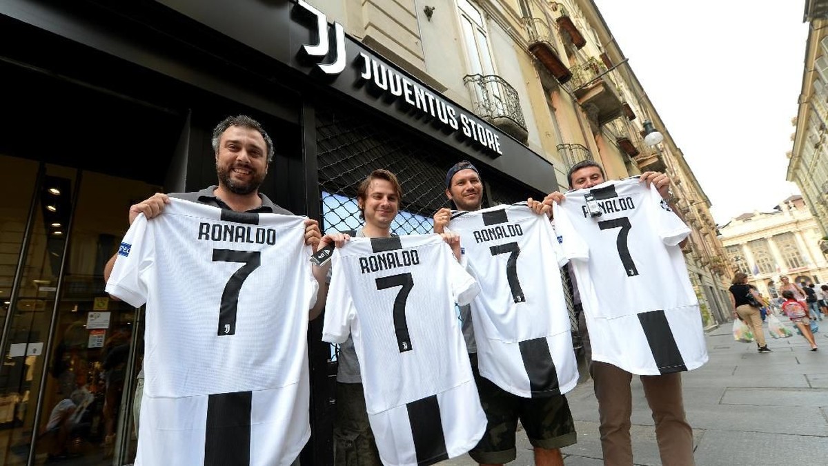 Para fans memamerkan jersey Cristiano Ronaldo. (Foto: Massimo Pinca/Reuters)