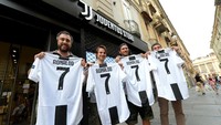 Begini penampakan sejumlah fans dengan jersey Ronaldo di depan Juventus Store di kota Turin. (Foto: Massimo Pinca/Reuters)