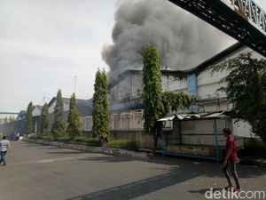 Pabrik Makanan Ringan di Sidoarjo Terbakar, Karyawan Berhamburan Pabrik Makanan Ringan di Sidoarjo Terbakar, Karyawan Berhamburan
