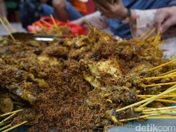 Berburu Ayam Goreng Bertabur Serundeng Gurih di Pasar Baru