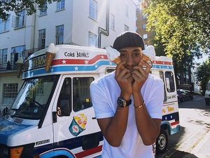 Ini Asyiknya Pembalap Sean Gelael Saat Nikmati Makanan