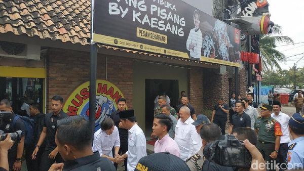 Foto: Kaesang Temani Jokowi Kunjungi Sang Pisang di Palembang