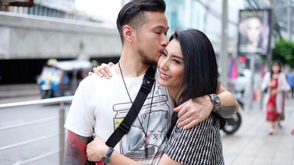 Yuk, Intip Liburan Tyas Mirasih dan Suami di Thailand! Yuk, Intip Liburan Tyas Mirasih dan Suami di Thailand!