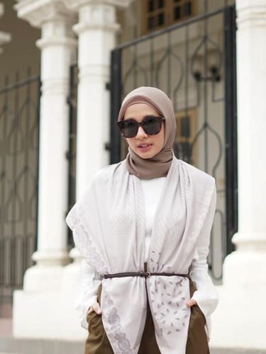 Bosan dengan Hijab Segi Empat Motif? Ini Solusi dari Laudya C. Bella