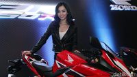 Ketika Model Cantik Berpose dengan Motor Honda Anyar