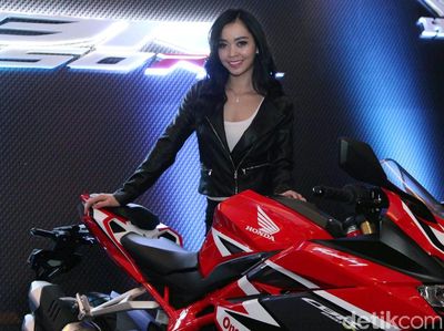 Ketika Model Cantik Berpose dengan Motor Honda Anyar