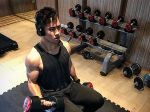 Kekarnya Ryuji Utomo, Mantan Kekasih Ariel Tatum yang Rajin Olahraga