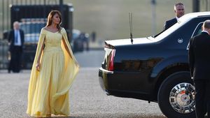 Melania Trump Tampil Bak Putri Raja dengan Gaun Panjang di Inggris