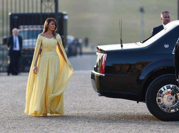 Melania Trump Tampil Bak Putri Raja dengan Gaun Panjang di Inggris
