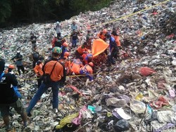 Begini Perjuangan Tim SAR Mencari Pemulung Tertimbun Sampah di Malang