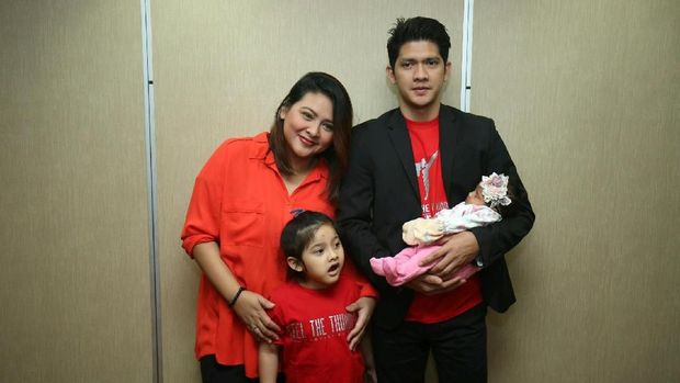 Pengorbanan Iko Uwais Tahan Kantuk Demi Video Call dengan Anak