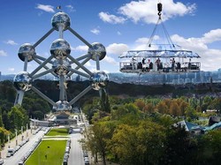 Berani? Makan Sambil Memacu Adrenalin di Dinner In The Sky