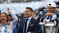 Luka Modric, Mateo Kovacic, dan Raphael Varane bersama-sama merayakan keberhasilan Real Madrid juara Liga Champions. Di final Piala Dunia 2018, mereka terbagi ke dua kubu: Kovacic dan Modric di Kroasia; Varane di Prancis. (Foto: Benjamin Cremel/AFP)