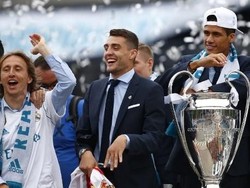 Luka Modric, Mateo Kovacic, dan Raphael Varane bersama-sama merayakan keberhasilan Real Madrid juara Liga Champions. Di final Piala Dunia 2018, mereka terbagi ke dua kubu: Kovacic dan Modric di Kroasia; Varane di Prancis. (Foto: Benjamin Cremel/AFP)