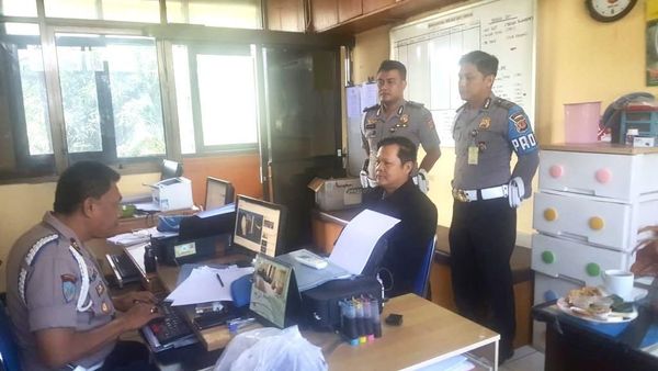 Foto: Pemeriksaan AKBP Yusuf yang Tendang Wanita di Babel