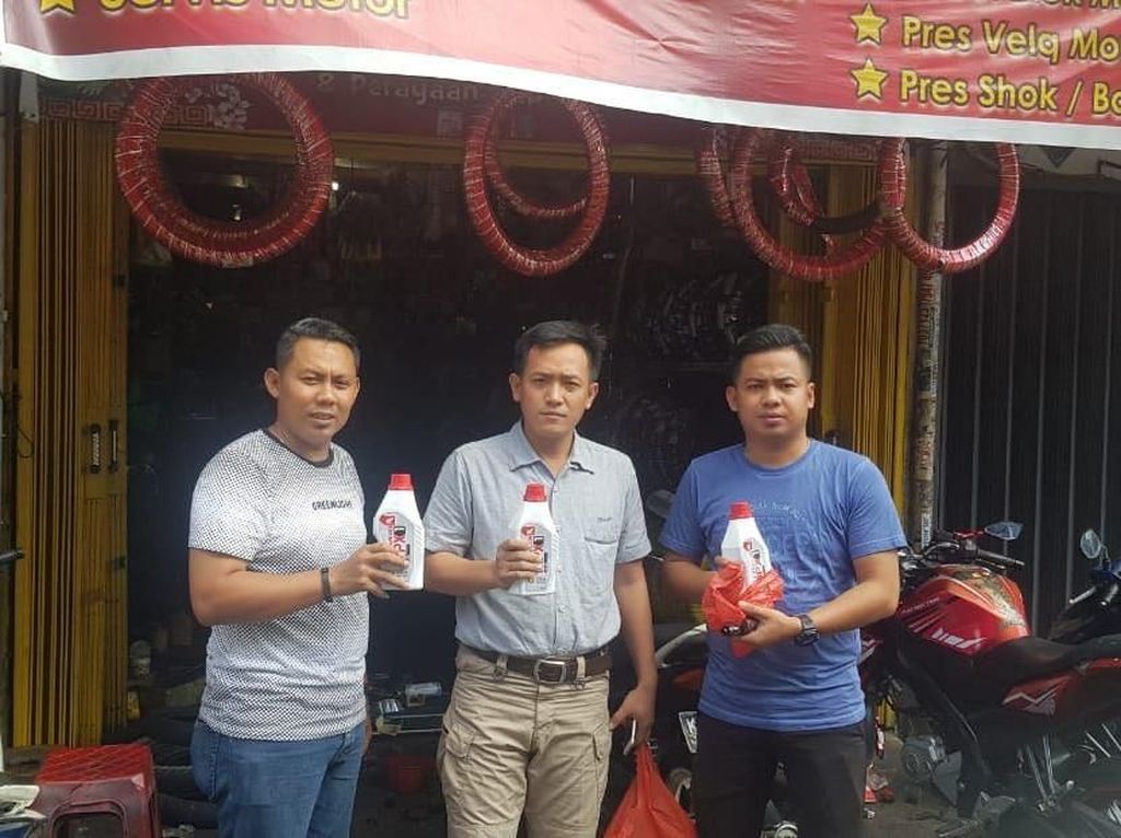 Polisi Temukan Penjualan Oli Palsu di Kalbar Polisi Temukan Penjualan Oli Palsu di Kalbar