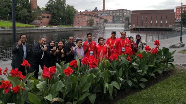 Tim Indonesia Lalu Muhammad Zohri bersama Duta Besar RI Wiwi Setyawati Firman serta jajaran KBRI Helsinki.