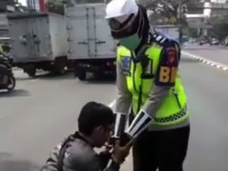 Tabrak Polwan Istri Wawalkot Depok, Pemotor Ini Nangis dan Minta Maaf