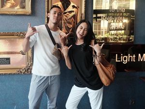 Bikin Iri! Ryuji Utomo Berlutut Lamar Pacar di Landasan Helikopter Bikin Iri! Ryuji Utomo Berlutut Lamar Pacar di Landasan Helikopter