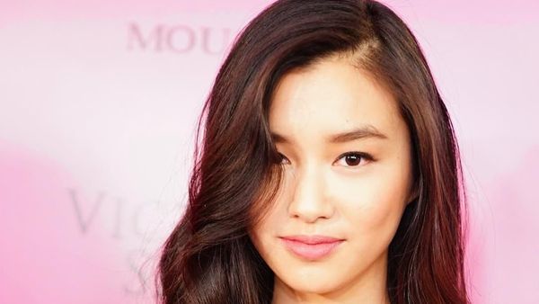 Gaya Memesona Estelle Chen, Model Victorias Secret yang Berwajah Asia