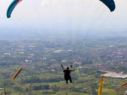 Celebrity on Vacation: Paragliding dari Bukit Torok NTB