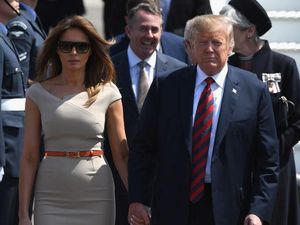 Foto: Tiba di Inggris, Melania Trump Bergaya Mirip Meghan Markle