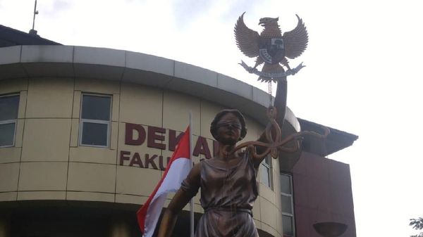 Tak Genggam Timbangan, Dewi Keadilan di Semarang Pegang Pancasila