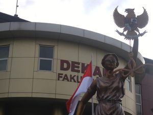 Tak Genggam Timbangan, Dewi Keadilan di Semarang Pegang Pancasila