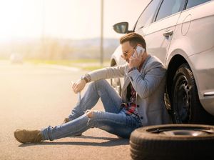 Duh! 45% Wanita Ilfeel dengan Pria yang Nggak Bisa Ganti Ban Mobil