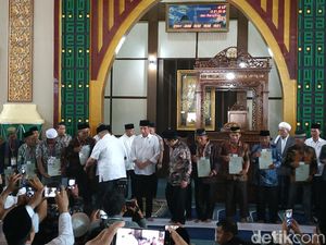 Jokowi Jumatan dan Bagikan Sertifikat Tanah Wakaf di Palembang
