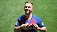 Kata Arthur soal Perbandingan dengan Xavi dan Iniesta