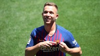 Pemain 21 tahun itu tampak bangga mengenakan jersey Barcelona, yang musim lalu keluar sebagai juara La Liga serta Copa del Rey. (Foto: Albert Gea/Reuters)