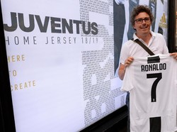 Bergabungnya Ronaldo ke Juventus disambut antusias fans Bianconeri. Jersey bernomor 7 Juventus, yang akan dipakai Ronaldo, pun diserbu suporter. (Foto: Massimo Pinca/Reuters)