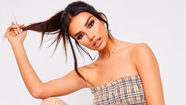 Dear Dele Alli, Model Berbibir Seksi Ini Siap Jadi Penghibur Kekalahan Inggris