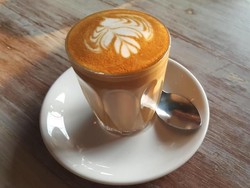 Slurpp! Menyesap Cappuccino Ditemani Quiche Keju dan Daging