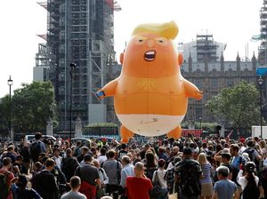 Video Ribuan Warga London Tumpah Ruah ke Jalanan Tolak Trump